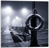 PVC Schuimplaat - Reddingsboei met Bankjes in het Zwart Wit - 50x50 cm Foto op PVC Schuimplaat (Met Ophangsysteem)