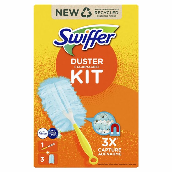 Swiffer Duster Kit met 3 navullingen. De plumeau is lichtblauw met een geel handvat. Kartonnen verpakking met de tekst "NEW" en "RECYCLED SYNTHETIC FIBERS".