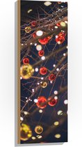 Hout - Lampjes en Kerstballen in de Boom - 30x90 cm - 9 mm dik - Foto op Hout (Met Ophangsysteem)