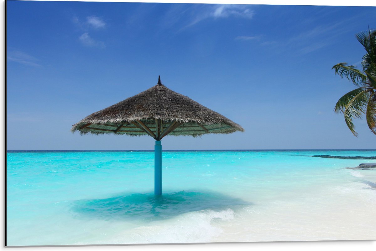Dibond - Rieten Parasol op het Strand bij het Blauwe Water - 75x50 cm Foto op Aluminium (M