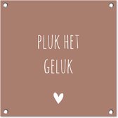 Tuinposter tekst - Quotes - Pluk het geluk - Hartje - Wit - Tuindoek - Tuindecoratie - Tuinschilderij voor buiten - Tuin - Schutting decoratie - 50x50 cm - Schuttingdoek - Schuttingposter