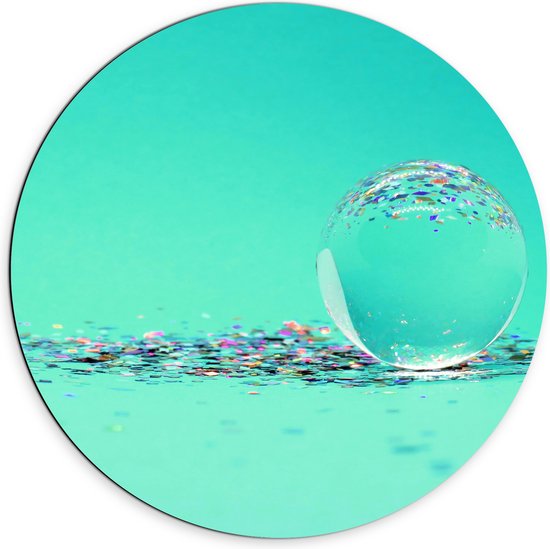Dibond Muurcirkel - Doorzichtige Bal met Confetti tegen Blauwe Achtergrond - 70x70 cm Foto op Aluminium Muurcirkel (met ophangsysteem)