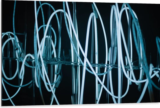 Dibond - Blauwe Neon Kleurige Draden tegen Zwarte Achtergrond - 105x70 cm Foto op Aluminium (Met Ophangsysteem)