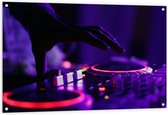Tuinposter – Hand van DJ op DJ set met Neon Lichten - 120x80 cm Foto op Tuinposter (wanddecoratie voor buiten en binnen)