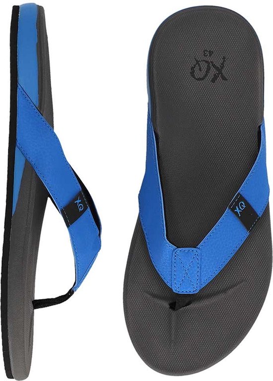 Zij-aanzicht van een grijze teenslipper met blauw bandje en een boven-aanzicht van een grijze teenslipper met blauw bandje.