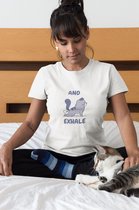 Shirt - And exhale - Wurban Wear | Grappig shirt | Kat | Unisex tshirt | Kattenbak | Liefde | Knuffel | Wit