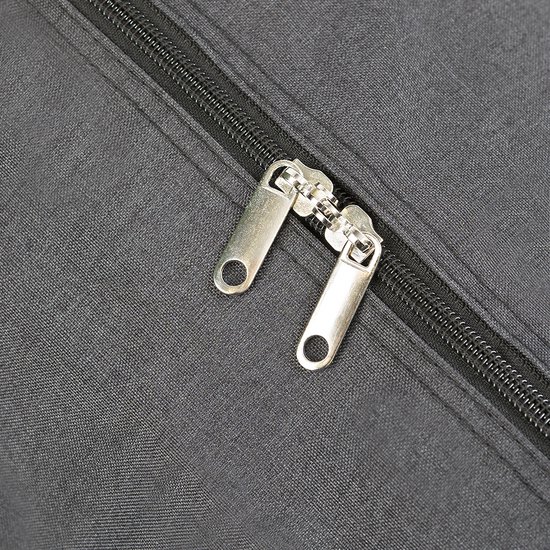 Detailopname van de metalen dubbele rits op de donkergrijze reistas.