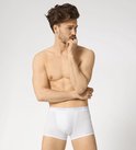 Man met witte Sloggi boxershort met grijze logo-tailleband.