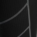 Detail van naden op zwarte thermobroek met fijne ribbelstructuur.
