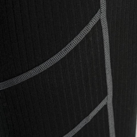 Detail van naden op zwarte thermobroek met fijne ribbelstructuur.