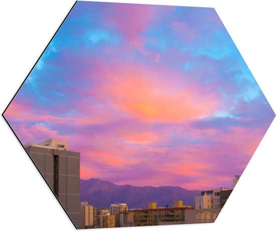 Dibond Hexagon - Felkleurige Lucht boven Gebouwen in het Blauw met Roze en Paars - 70x60.9 cm Foto op Hexagon (Met Ophangsysteem)