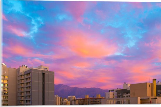 Acrylglas - Felkleurige Lucht boven Gebouwen in het Blauw met Roze en Paars - 60x40 cm Foto op Acrylglas (Met Ophangsysteem)