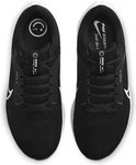 Bovenaanzicht van zwarte Nike hardloopschoenen met witte zolen en Nike 'just do it' tekst.