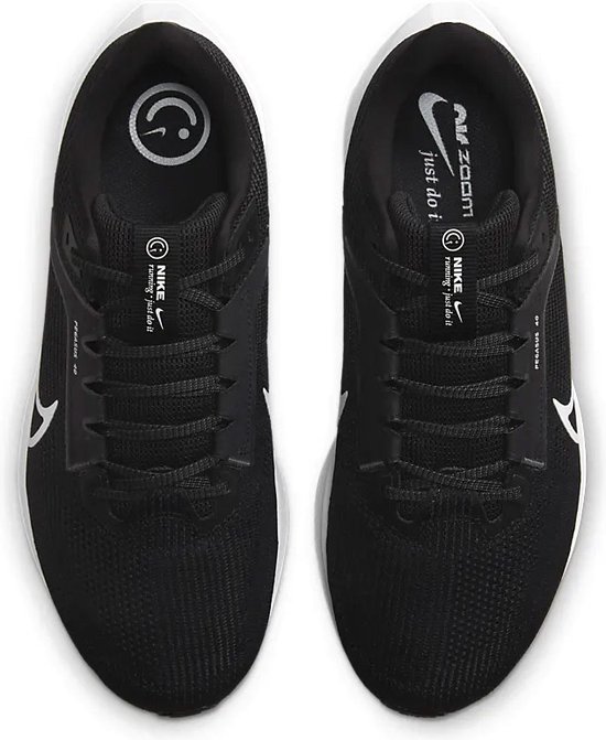 Bovenaanzicht van zwarte Nike hardloopschoenen met witte zolen en Nike 'just do it' tekst.