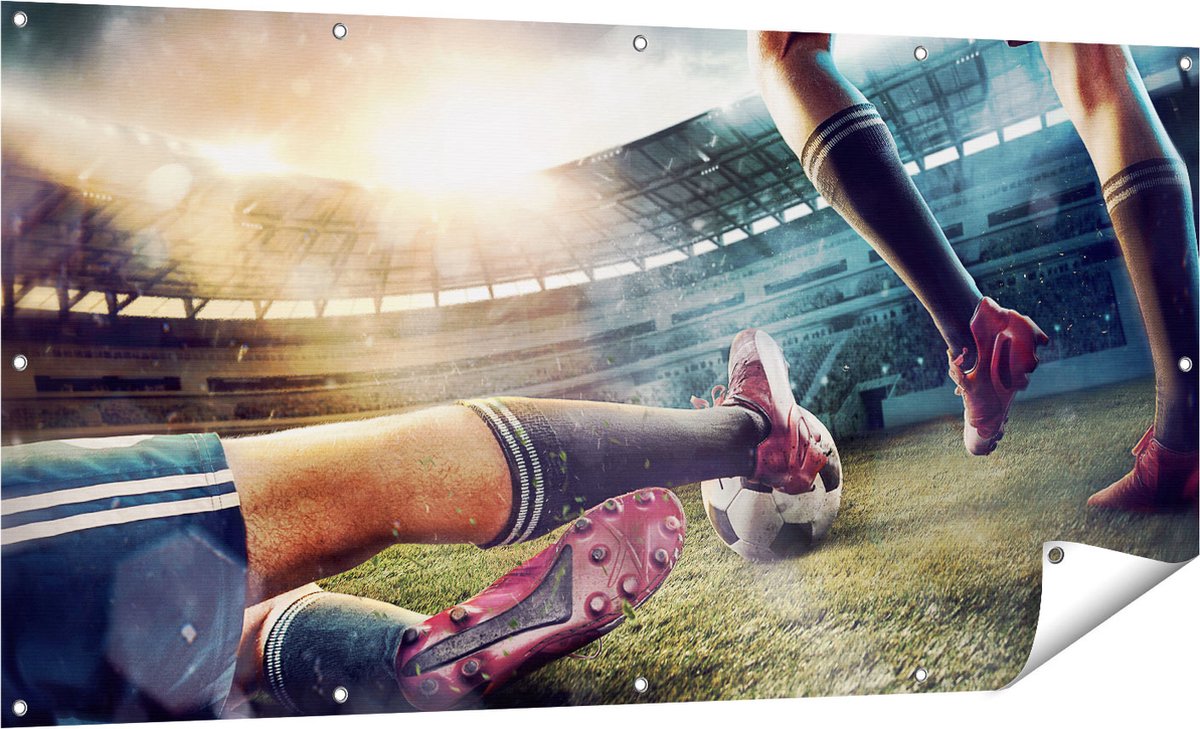 Gards Tuinposter Voetbal Sliding in het Stadion - 160x80 cm - Tuindoek - Tuindecoratie - Wanddecoratie buiten - Tuinschilderij Multikleur