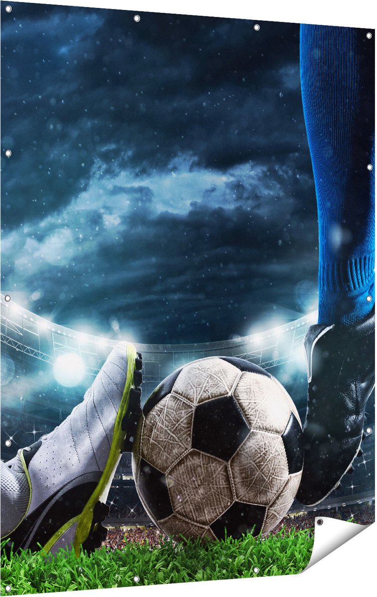 Gards Tuinposter Voetbal Sliding op de Bal in het Stadion - 120x160 cm - Tuindoek - Tuindecoratie - Wanddecoratie buiten - Tuinschilderij Multikleur