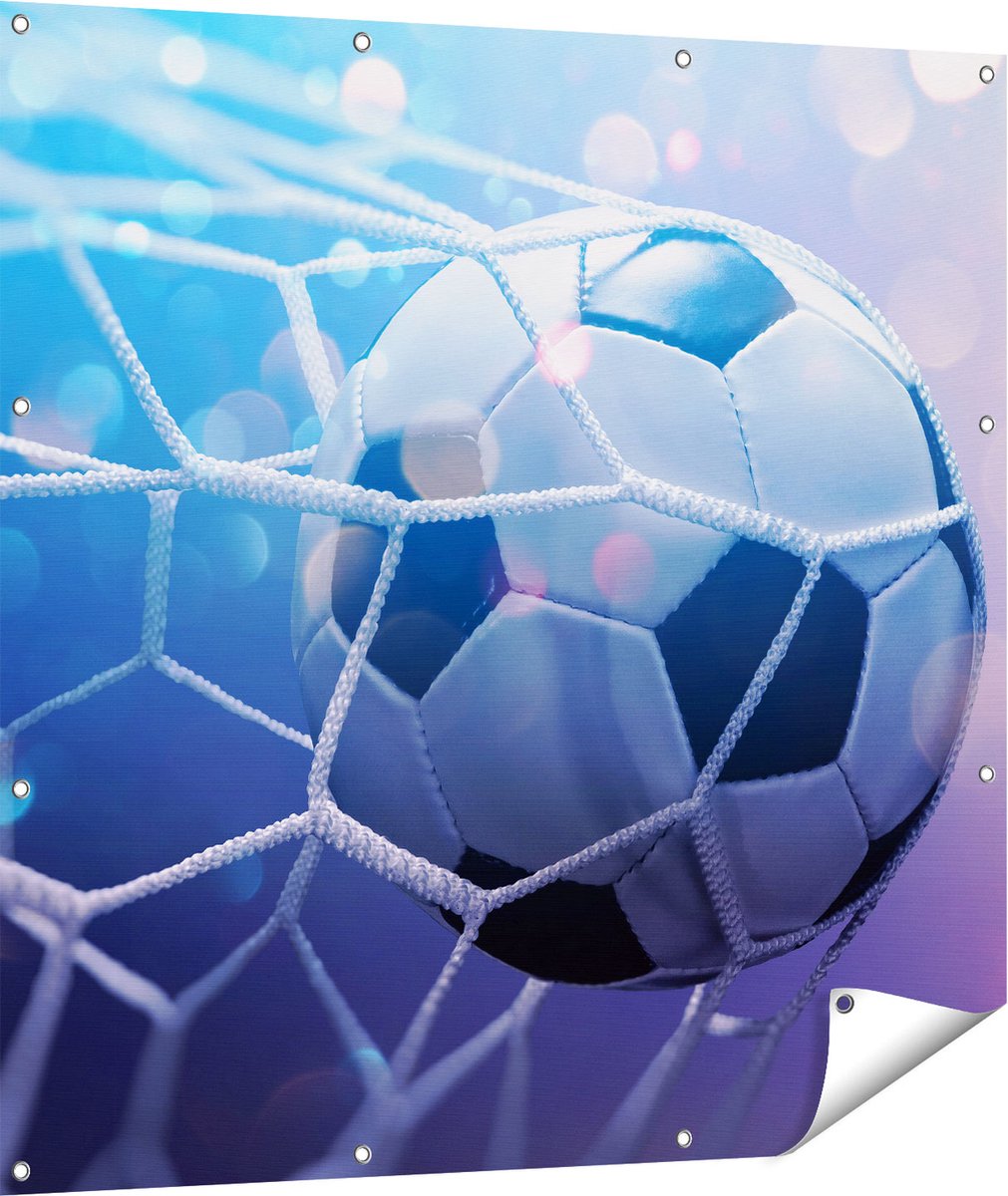 Gards Tuinposter Voetbal Bal Door het Goal Heen - 110x110 cm - Tuindoek - Tuindecoratie - Wanddecoratie buiten - Tuinschilderij Multikleur