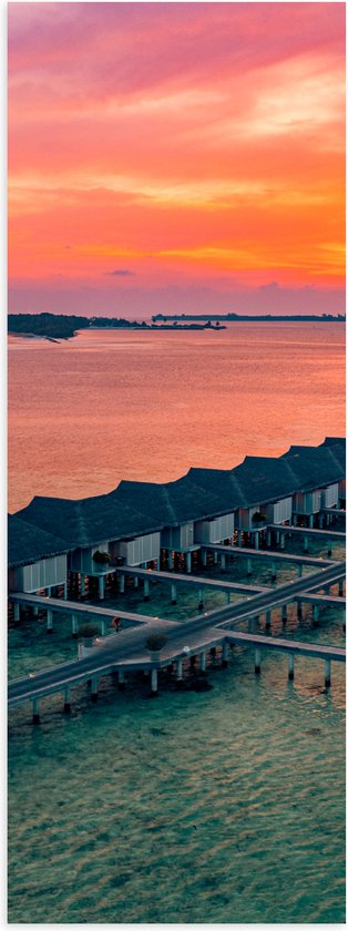 Poster (Mat) - Vakantieresorts boven de Oceaan op de Maledieven tijdens Feloranje Zonsondergang - 20x60 cm Foto op Posterpapier met een Matte look