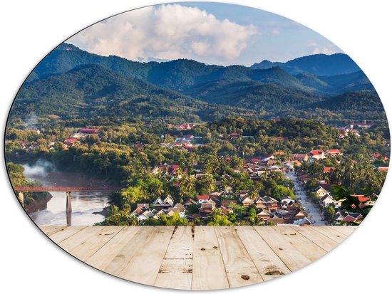 Dibond Ovaal - Uitzicht over Dorpje aan de Rand van Berg in Laos - 80x60 cm Foto op Ovaal (Met Ophangsysteem)