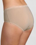 Beige Sloggi midi slip op een model, met een effen katoenen stof en subtiele kanten afwerking.