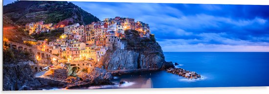Dibond - Verlicht Dorpje op Berg aan de Kust van Ligurische Zee, Italië - 150x50 cm Foto op Aluminium (Wanddecoratie van metaal)