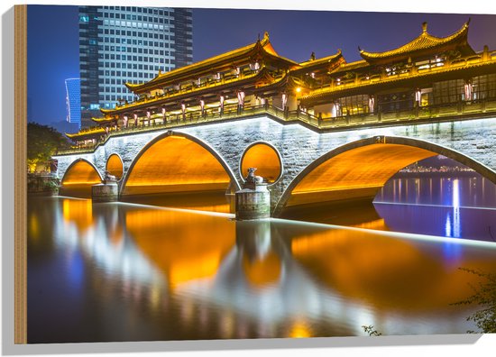 Hout - Verlichte Anshun Brug in de Avond in Chengdu, China - 75x50 cm - 9 mm dik - Foto op Hout (Met Ophangsysteem)