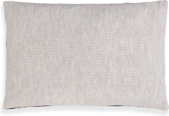 Rechthoekig sierkussen in beige met een fijn stippenpatroon, afgewerkt met een donkere rand.