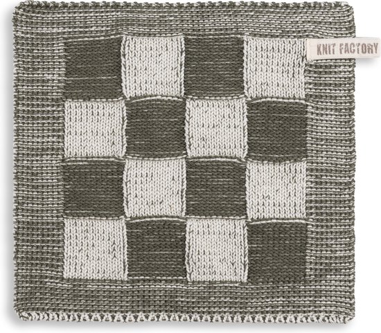 Gebreide pannenlap met geblokt patroon in ecru en donkergroen, met een beige rand. Het 'Knit Factory' logo is zichtbaar op een label.