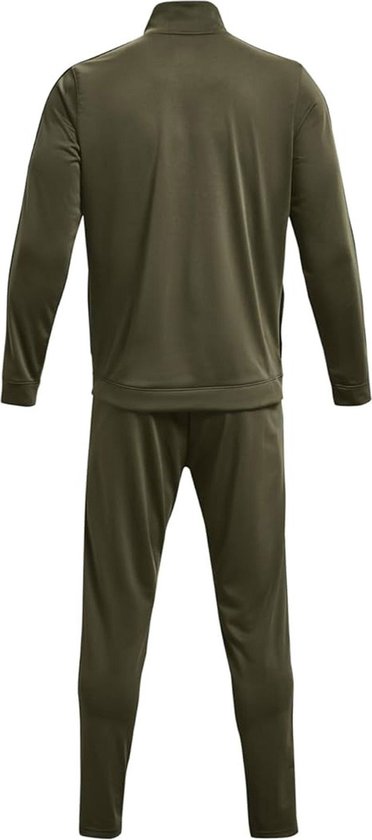 Achterkant van een groen Under Armour trainingspak met zwarte strepen op de mouwen en zijkanten van de broek.