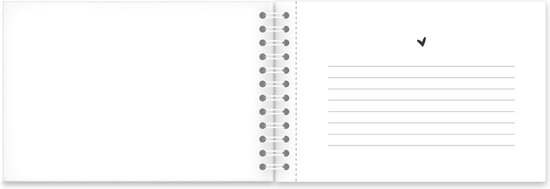 Wit boekje met een blanco pagina en een rechterpagina met lijntjes en een hartje.