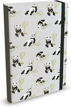Notitieboek met grijze kaft, panda- en bamboepatroon, zwarte elastische sluiting en donkere rug.