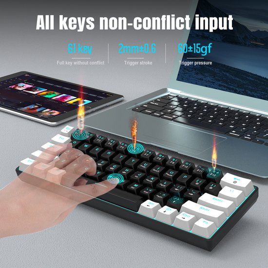 Een hand typt op een compact mechanisch toetsenbord met blauwe LED-verlichting. Ernaast een laptop.