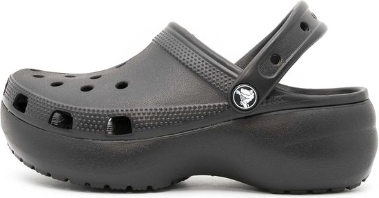 Zwarte Crocs Classic Platform Clog, profiel van de zijkant, met band om de hiel.