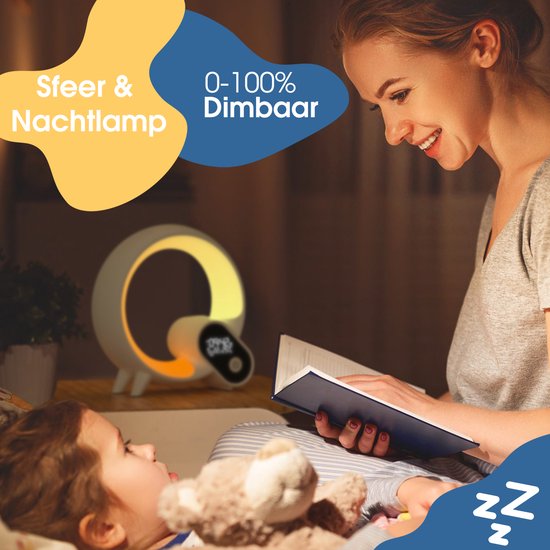 Moeder leest kind voor bij bed, wekker met warme gloed op nachtkastje. Tekst: Sfeer & Nachtlamp, 0-100% dimbaar.