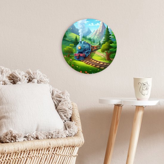 Ronde muurcirkel met blauwe trein in groen landschap, op een muur naast een rieten stoel.