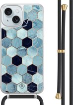 Casimoda® hoesje met zwart koord - Geschikt voor iPhone 15 - Blue Cubes - Afneembaar koord - TPU/acryl - Blauw