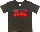 STRANGER THINGS T-shirt Zwart met rode Opdruk (maat 146/152)