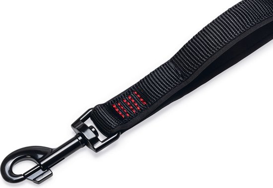 Zwarte nylon riem met zwarte gesp en rode stiksels.