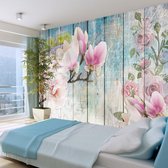 Fotobehangkoning - Behang - Vliesbehang - Fotobehang Roze Bloemen op Hout - 150 x 105 cm