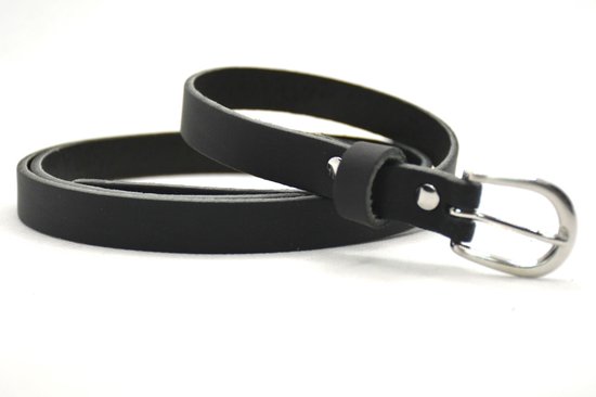 Zwarte, smalle leren riem met zilverkleurige gesp.