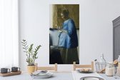 Muurstickers - Sticker Folie - Brieflezende vrouw in het blauw - Schilderij van Johannes Vermeer - 60x120 cm - Plakfolie - Muurstickers Kinderkamer - Zelfklevend Behang - Zelfklevend behangpapier - Stickerfolie