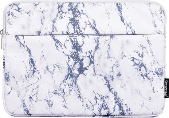 Witte laptophoes met marmerprint, een voorvak met rits en een zwarte label met 'CanvasArtisan'.