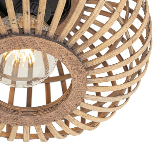Close-up van de naturel rotan kooi en de zichtbare gloeilamp van de Oosterse plafondlamp.
