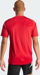 Achterkant van een rood sportshirt voor heren met korte mouwen en een ronde hals.