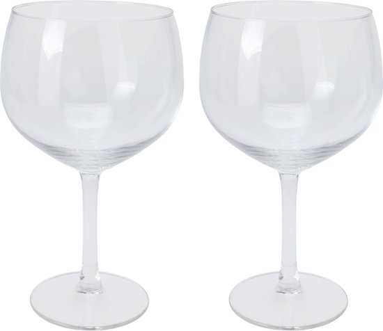Twee lege, transparante gin tonic glazen met een bolle kelk en een lange steel.