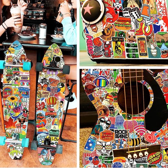 Een collage van stickers op skateboards, een gitaar, een laptop en een tafel setting. Veel kleuren en diverse afbeeldingen zoals honden, hamburgers, en reizen.