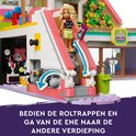 Une fille utilise les escalators du centre commercial LEGO Friends.