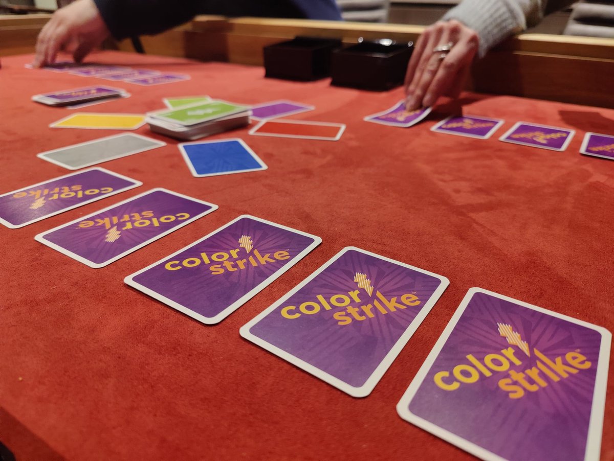 Shuffle - Color Strike - Jeu de cartes addictif - Mauvaise couleur,  contre-attaque !