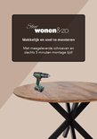 Table ronde en bois avec pied Matrix noir, avec perceuse dessus.