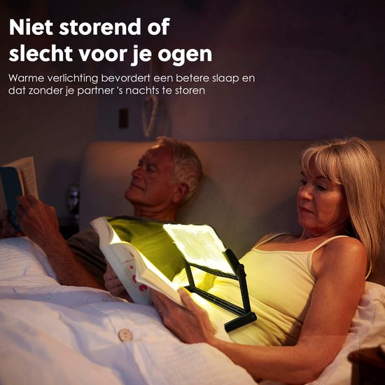 Een ouder stel leest in bed, een man gebruikt een vergrootglas met warme verlichting.
